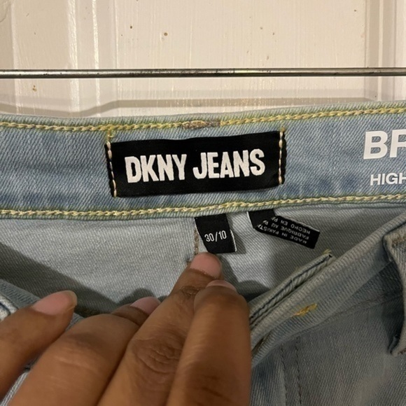 Dkny light blue denim high rise vintage Broome fit denim jeans. Comfort stretch! - Picture 4 of 8